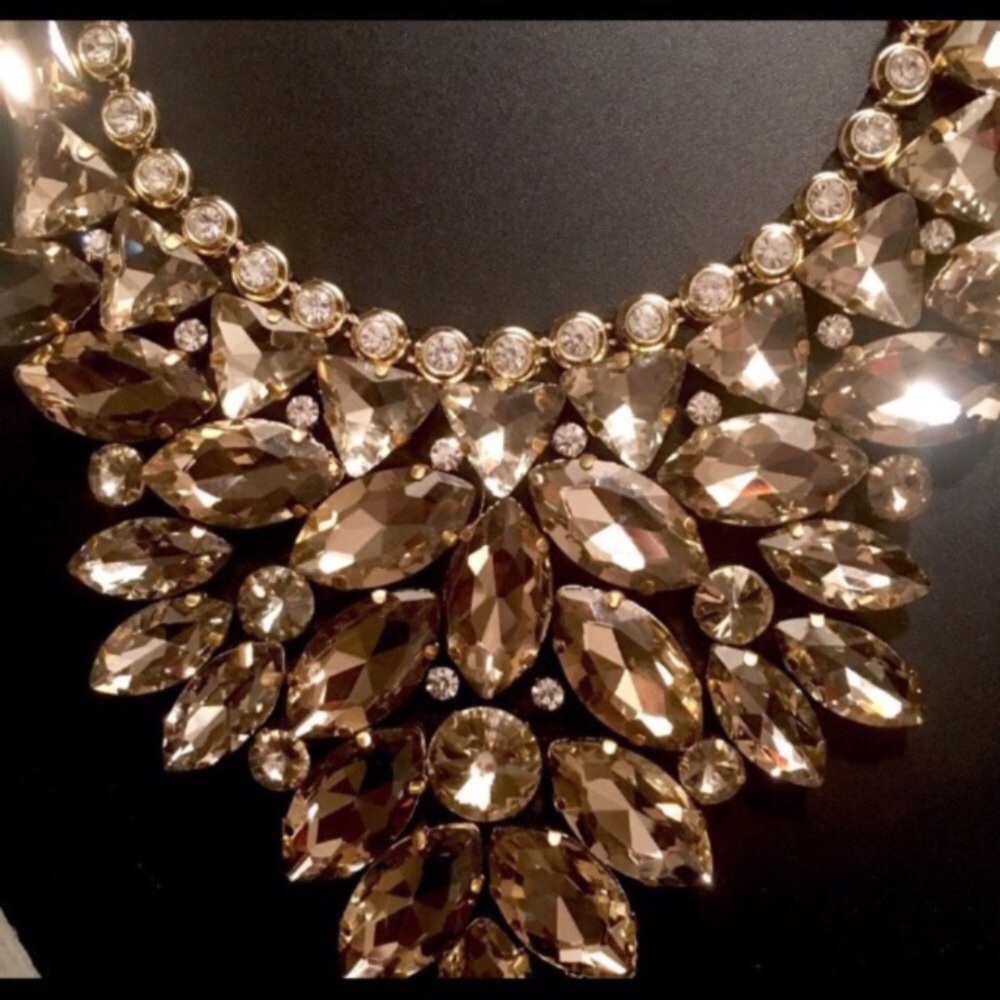 NWT. V-Shaped Champagne Statement Necklace. - Picture 3 of 5